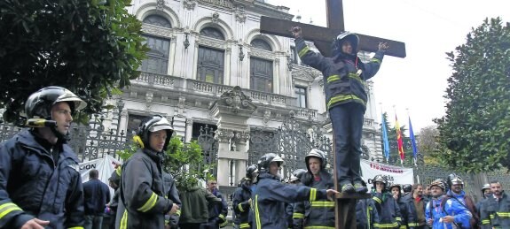 La 'crucifixión' de Bomberos de Asturias, ayer, frente a la Junta General del Principado. 