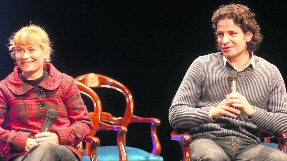 Yago Lamela, junto a Rocío Ríos en una mesa redonda en el teatro Palacio Valdés, dentro de ciclo 'Reencuentro en la Patria Querida'. 
