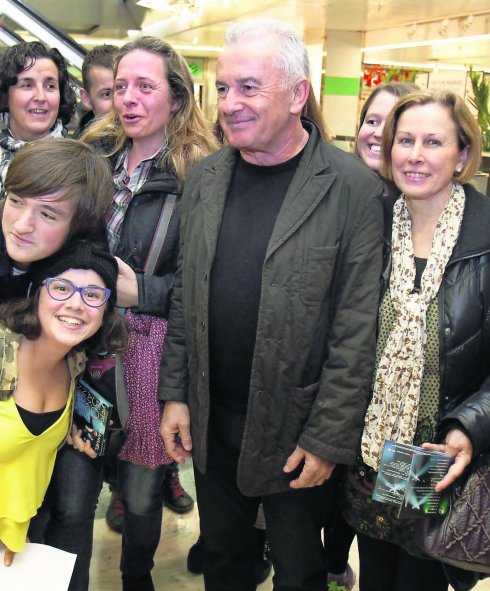 Víctor Manuel se saca fotografías rodeado de fans, en su firma de discos ayer en Oviedo.