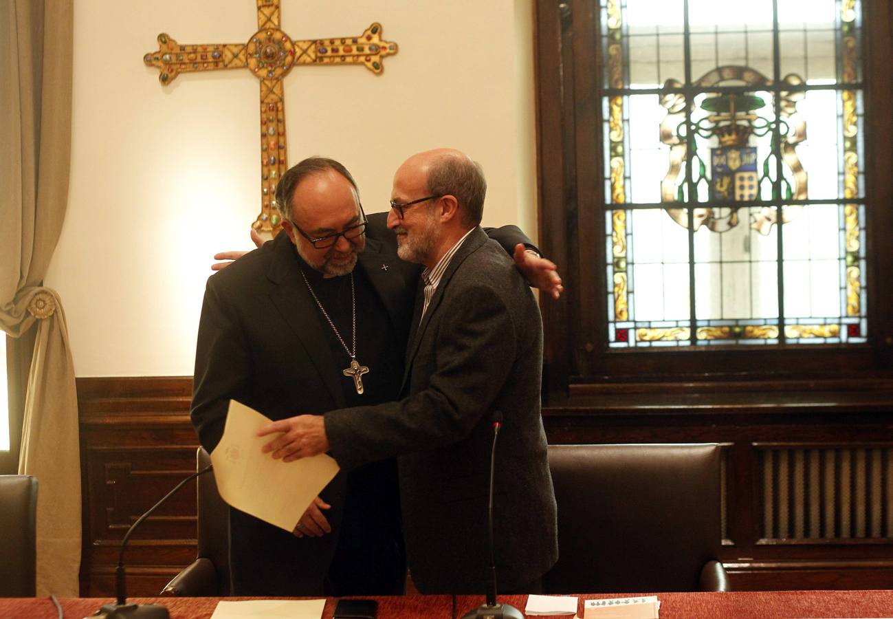 Jesús Sanz Montes abraza a Ignacio Alonso Areces tras entregarle el decreto de su nombramiento. 