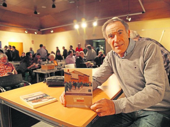 Juan Manuel Moreno muestra su libro, ayer en el palacio de Valdecarzana. 