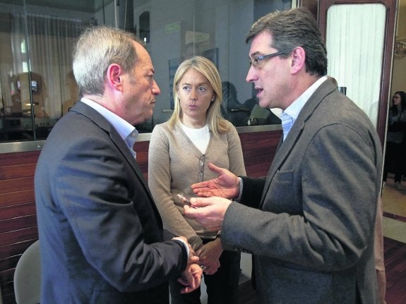 Aurelio Martín (IU), Cristina Coto (Foro) e Ignacio Prendes (UPyD) conversan en uno de los salones de la Junta. Los tres grupos han presentado enmiendas a la ley de buen gobierno del PSOE. 