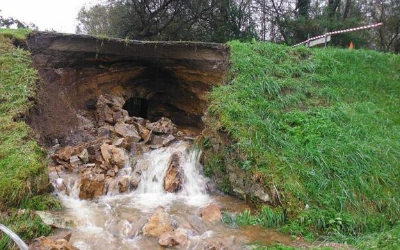 El firme que sostenía a esta carretera se vino abajo.