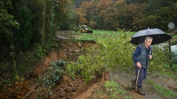 Manuel García junto al vial hundido. 