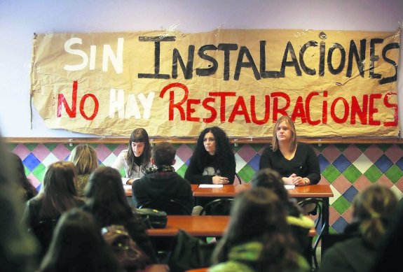 Alumnos en una protesta por el deterioro de la actual sede de la Escuela de Arte en Valliniello. 