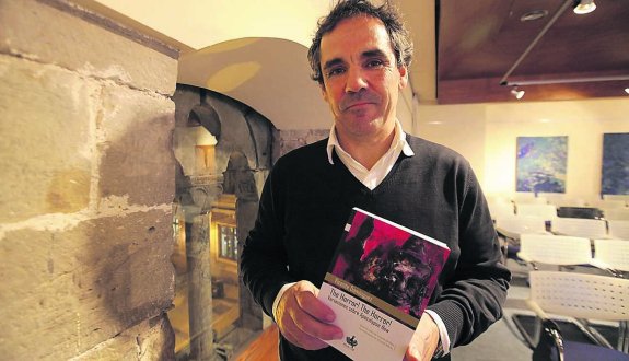 Vicente Domíngez sostiene un ejemplar de su libro. :: MARIETA