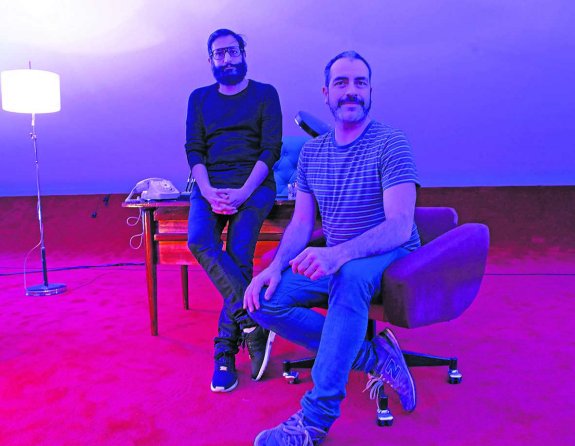 Por la izquierda, el director José Martret y el escenógrafo Alberto Puraenvidia, creadores de 'MBIG', en uno de los escenarios. 