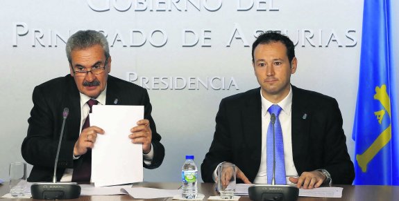 Graciano Torre y Guillermo Martínez, consejeros de Industria y Presidencia, ayer, en una rueda de prensa. 