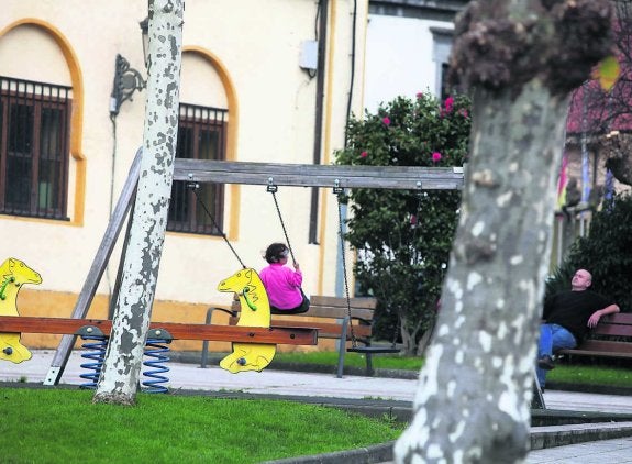 Una niña juega en el parque al que acudían Amets y Sara. 