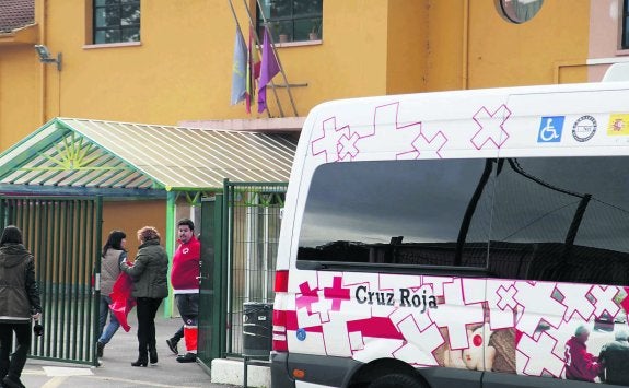 Psicólogos de Cruz Roja acceden al Colegio Público Gloria Rodríguez, de Soto del Barco. 