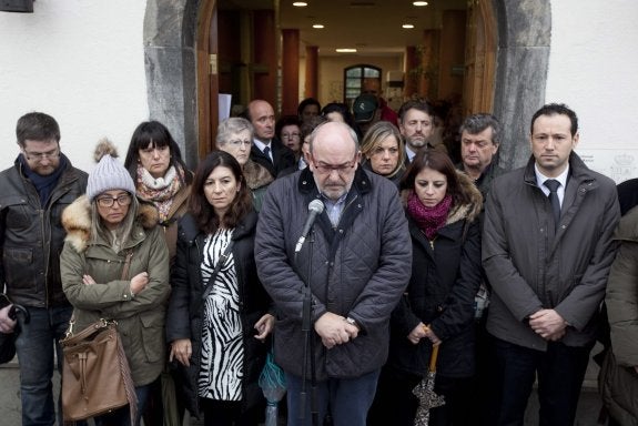 El alcalde de Soto del Barco, Jaime Menéndez Corrales, y el resto de autoridades presentes en la concentración, guardan tres minutos de silencio por las niñas. 