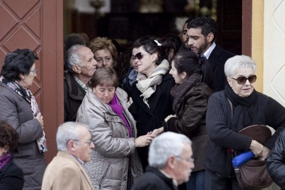 Lorena, tía de las niñas, sale desconsolada de la iglesia de Soto del Barco, reconfortada por familiares y amigos. 