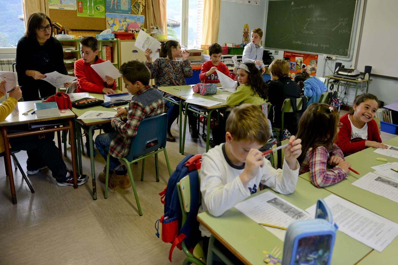 Elena González atiende a los 15 alumnos de su clase de Primaria. 