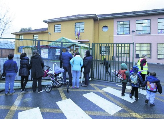 Los compañeros de Amets y Sara entran al colegio de Soto. 