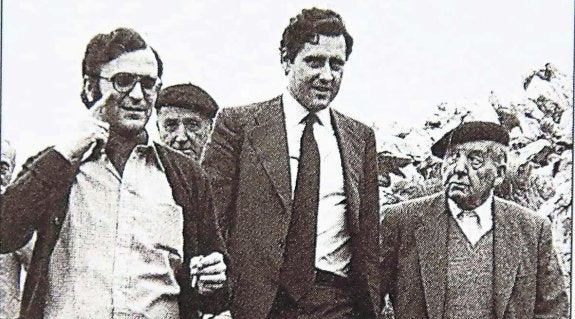 José Enrique Rozas, a la izquierda, junto con Matías Rodríguez Inciarte, en la inauguración del reemisor de Los Resquilones. 