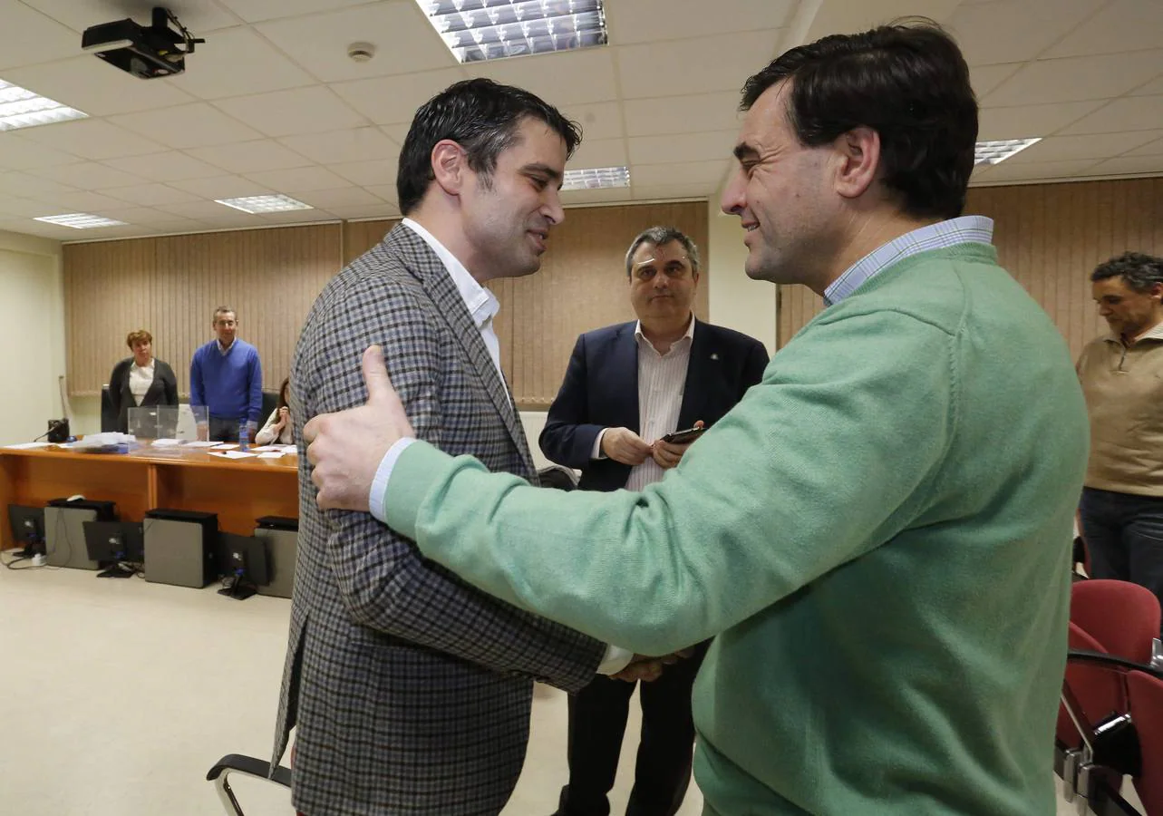 Juan Ángel Martínez, a la derecha, felicita a Juan Carlos Campo por su triunfo, ante el anterior director, Hilario López y las urnas al fondo. 