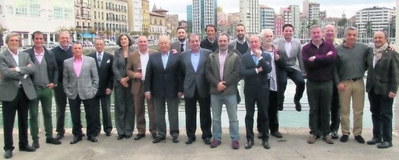 Por la izquierda, Pedro Díaz (El Gallego) y Javier Arenas -séptimo- con los asistentes a la cata de vinos Enate y  Las Moradas de San Martín, que tuvo lugar en el transcurso de una comida en el restaurante Auga.