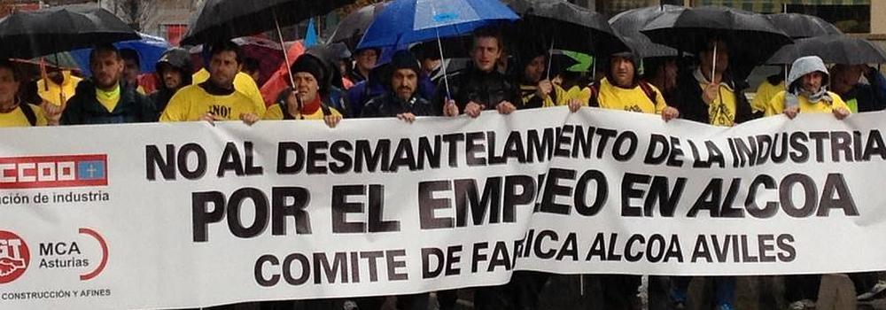 Los trabajadores de Alcoa protagonizaron este lunes una marcha hasta Oviedo para protestar por el expediente de extinción de sus puestos de trabajo. 