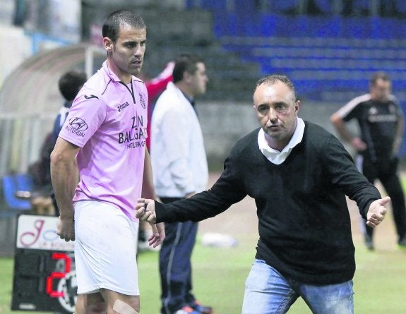 Abraham se dispone a entrar en el terreno de juego, con Uribe desesperado tras fallar el Real Avilés una ocasión ante el UD Logroñés.