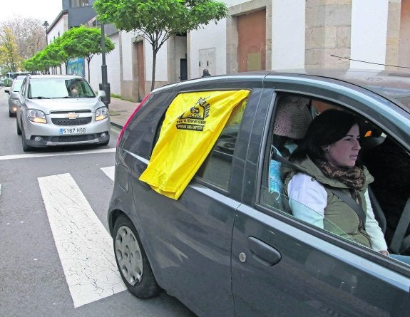 Cerca de 30 vehículos recorrieron la comarca para convocar a la manifestación. 
