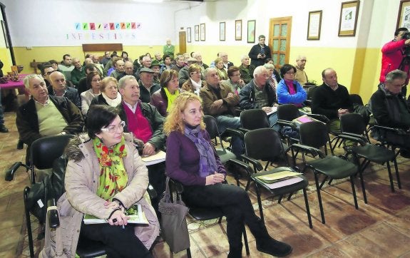 La sede de El Prial acogió ayer una jornada en la que se habló de la avellana de Piloña. 