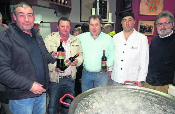 Gelo Santiago, Gabino Collar, David Marcos, José Manuel García y Arturo Marcos posan con las botellas del nuevo vino. 