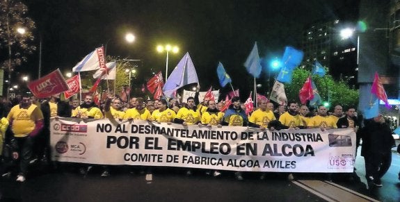 El comité de Alcoa Avilés junto a trabajadores y familiares ayer en la manifestación en contra del cierre en A Coruña. 