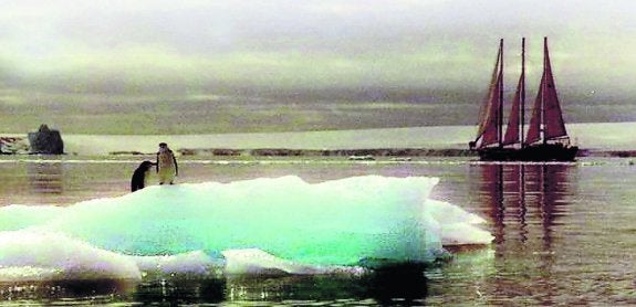 La goleta 'Idus de Marzo', en las frías aguas de la Antártida. 