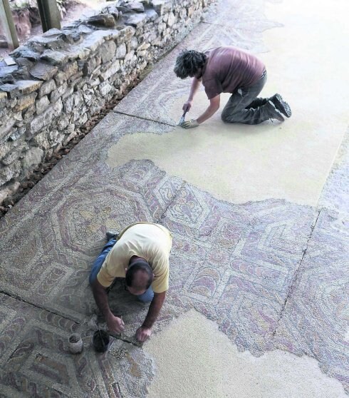 Trabajos de restauración del mosaico de Veranes. 