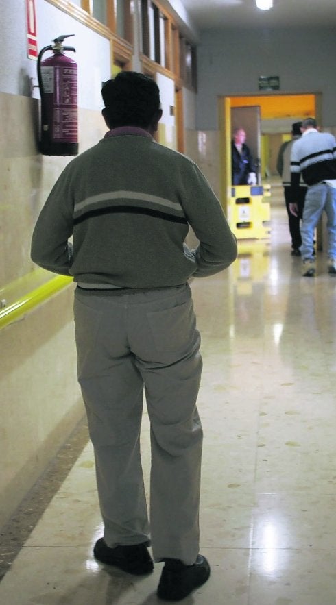 Pacientes en los pasillos del desaparecido Hospital Psiquiátrico de La Cadellada, en Oviedo. 