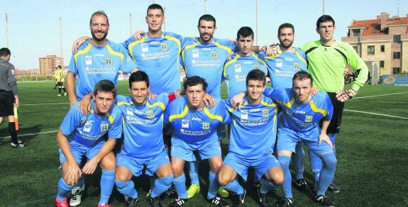 El Gozón, sexto en su grupo de primera regional. Arriba, de izquierda a derecha, Guti, Jairo Llosa, Rafa, Joni, Álvaro y Rubén Llosa. Agachados, en el mismo orden, Pelayo, Pedro, Lleru, Mateo y Mani.
