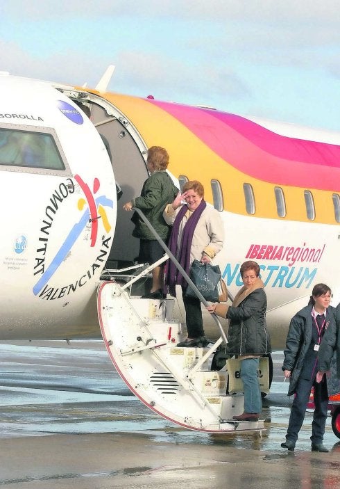 Varias pasajeras suben a un avión de Air Nostrum. 
