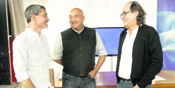 Xandru Fernández, Humberto Escandón y Mario Suárez, ayer, en el plató de 'La Lupa', en los estudios de Canal 10. 