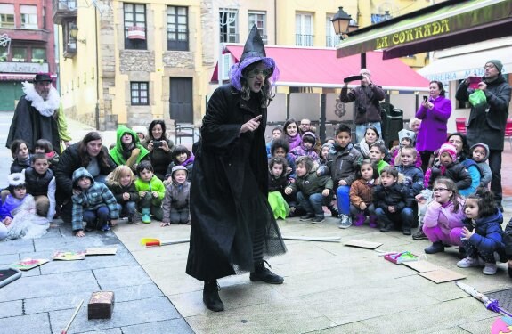 Una bruja charla con los niños del Honesto Batalón, que culminan su proyecto 'Castillos'. 