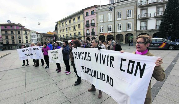 Vecinos de La Luz, concentrados ayer ante el Ayuntamiento durante el Pleno. 