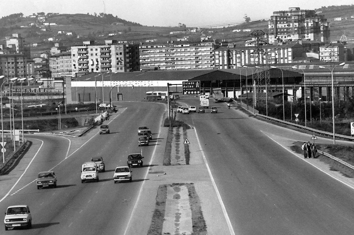 1983. Ronda. Peatones y coches conviven antes del desvío a la ‘Y’, primer tramo de lo que hoy es la A-8