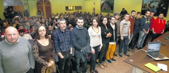 Candidatos de Somos Asturies, ayer, en la clausura de la campaña electoral de las primarias de Podemos, en Gijón. 