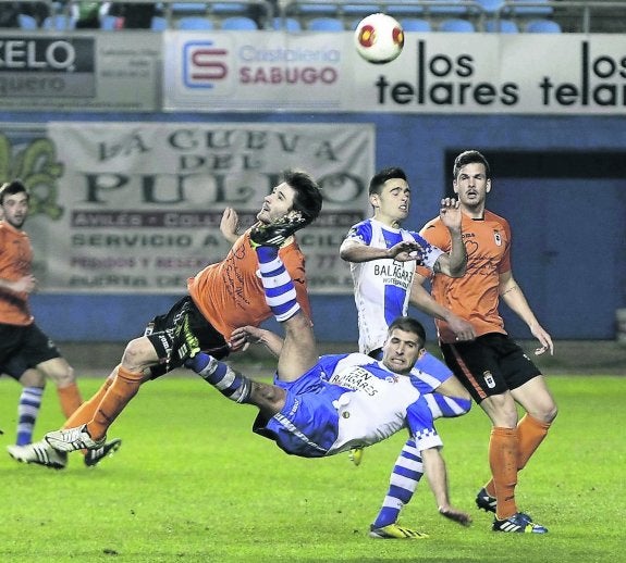 Álex Arias e Ito en el partido de la pasada temporada entre el Real Avilés y el Oviedo en el Suárez Puerta. 