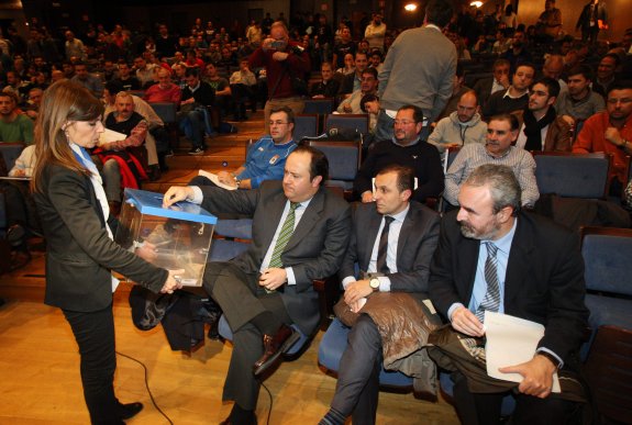 Jorge Menéndez Vallina, junto a los consejeros Fernando Corral y Manuel Paredes, vota en la junta de accionistas del pasado año en la que fue nombrado presidente del Oviedo. 