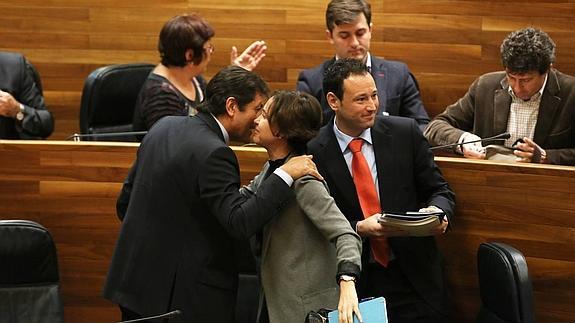 Javier Fernández felicita a la consejera de Economía, Dolores Carcedo, tras la aprobación del presupuesto regional.