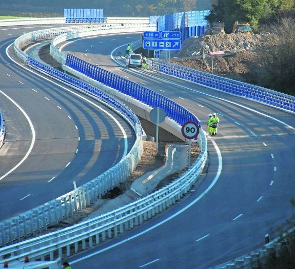 Viaducto de Bustio, que salva el barrio de La Mata y la vía del ferrocarril, ayer. 