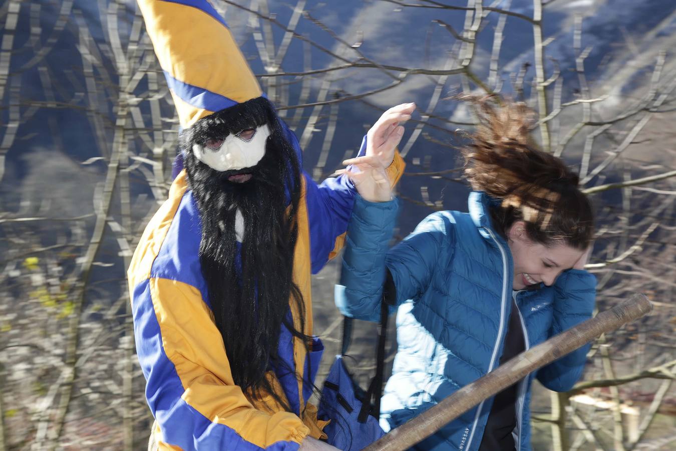 El Guirria intenta besar a una de las chicas.