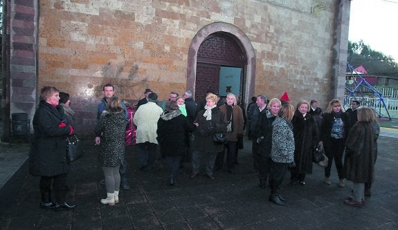 Los vecinos de Lada, concentrados, ayer por la tarde, delante de la iglesia. 