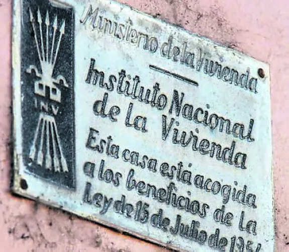 Los símbolos franquistas sobreviven a la ley en Asturias