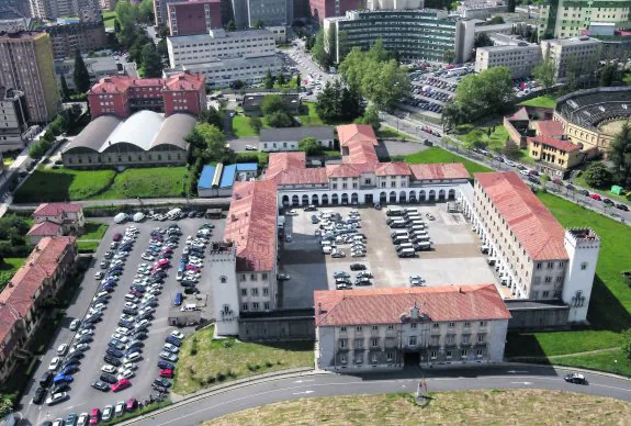 Una vista de la parcela a ordenar, en la que se incluye el cuartel de la Policía Nacional y la plaza de toros además del antiguo Hospital Central. 