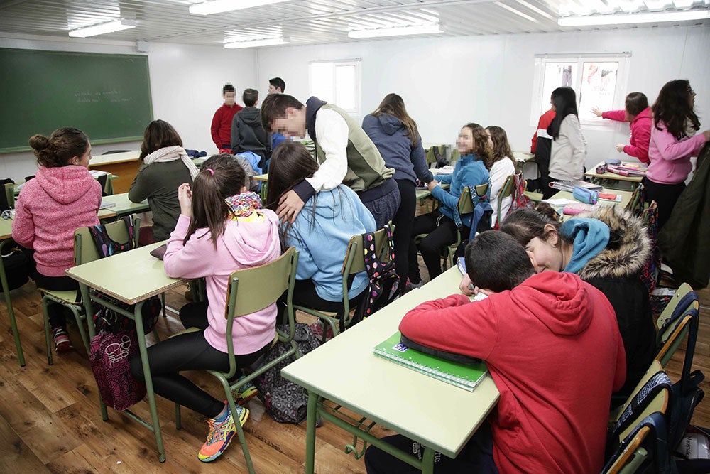 Los alumnos de 2º de la ESO ayer en las nuevas aulas portátiles del IES Rey Pelayo de Cangas de Onís. 