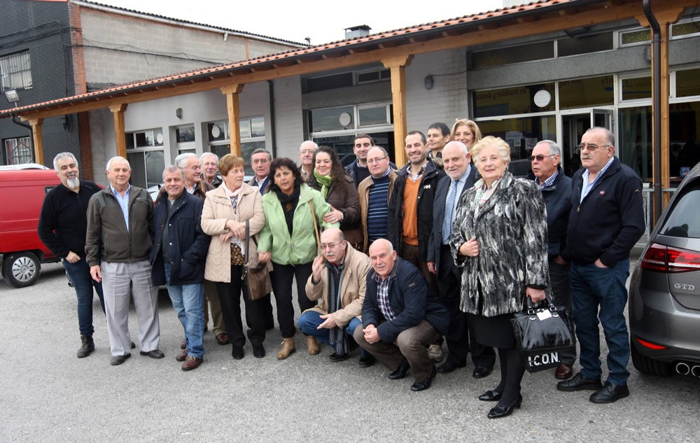 El encuentro de ayer en Meres del candidato Ángel García con los alcaldes de barrio. 