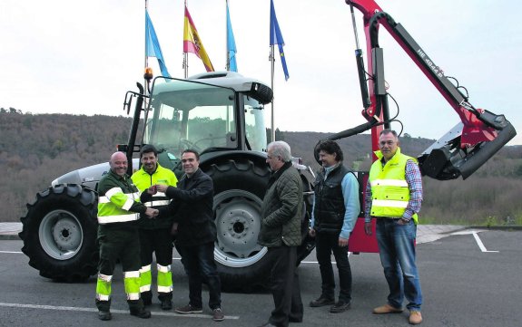 El alcalde, Iván Fernández, entrega las llaves del tractor a un operario municipal en presencia de los concejales de Servicios Generales, Rafael Alonso, y de Obras, Adolfo Alonso. 