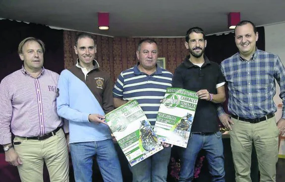 Pérez, Sarrapio y el periodista Marcos Rodríguez, con las autoridades locales en la presentación de la cicloturista. 