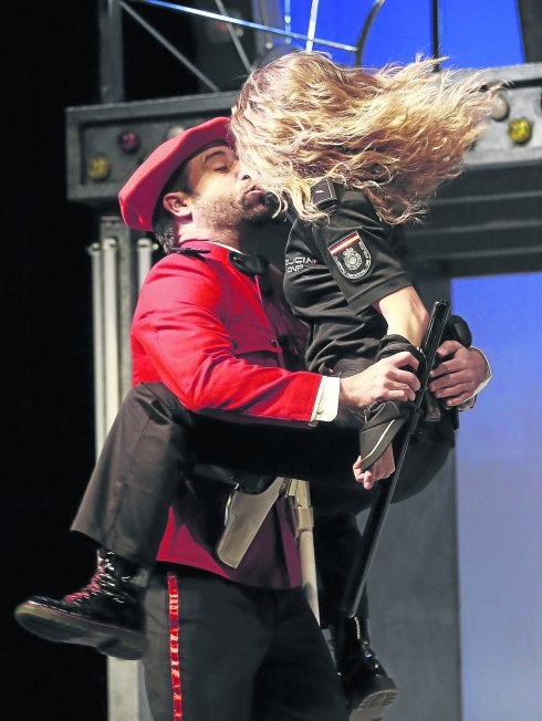 Los actores Carlos Heredia y Alicia Solaguren en una tórrida escena entre dos cuerpos policiales. 